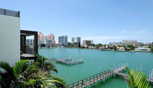 Luxury Townhome steps to the beach- 5 star Reviewed for 7 years now!