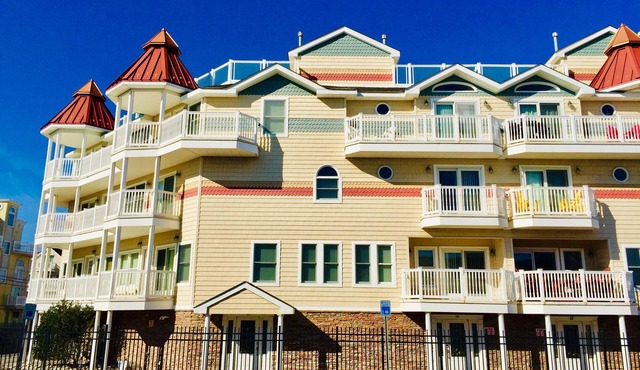 Luxury Townhome, Prime Location, steps to Beach & Boardwalk