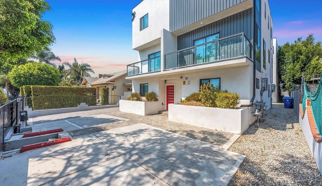 Luxury Townhome w/Gated Parking & Private Balcony