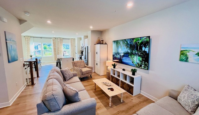 Luxury townhome w/pool & clubhouse access, community dock, kitchen & free WiFi