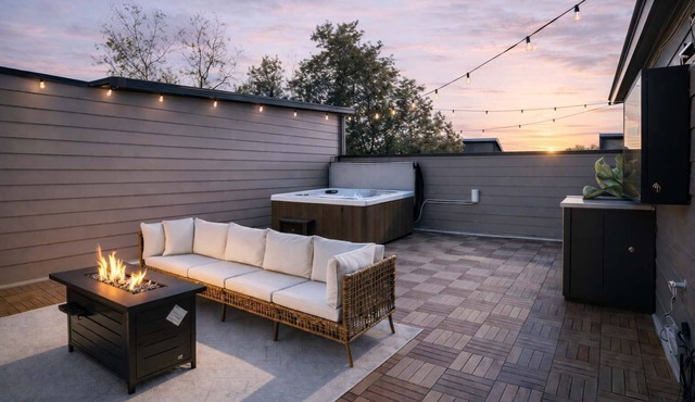 Luxury townhome w/rooftop hot tub & skyline views