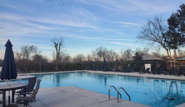 Luxury Townhome w/pool and shuffleboard. 30 min to Nashville!