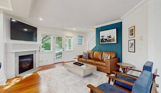 Luxury townhome with gas fireplace and easy access to downtown