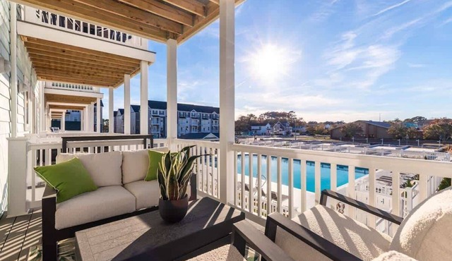 Luxury Townhome with Pool, Walk to Beach