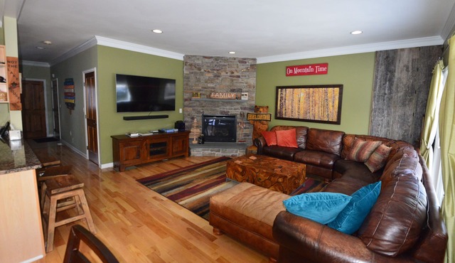 Luxury Townhouse at Loon Mountain - 4 bed/3.5 bath with all amenities sleeps 10+