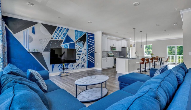 Luxury townhouse close to beaches, restaurants & shopping
