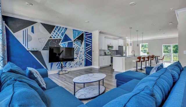 Luxury townhouse close to beaches, restaurants & shopping