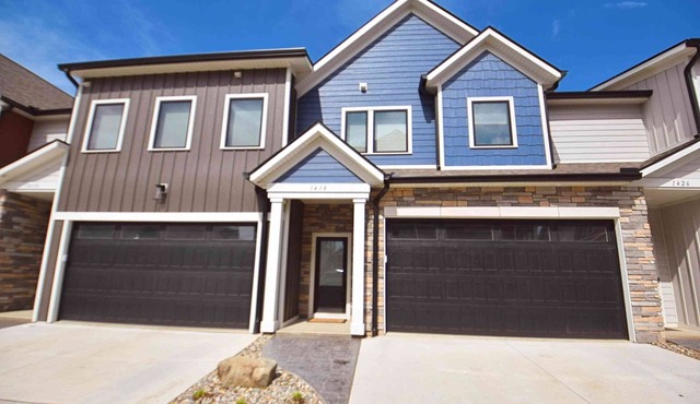 Luxury Townhouse near Notre Dame with Fireplace & Pit (1418)