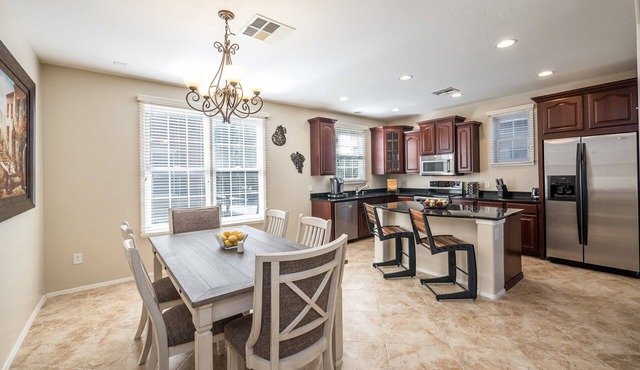 Luxury Townhouse near San Tan Village Mall in Gilbert- Sleeps 6