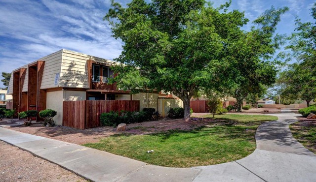 luxury townhouse near the strip - very modern