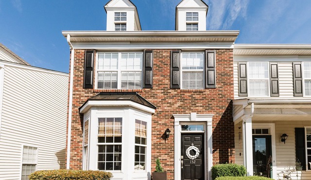 Luxury Townhouse Pet Friendly in Gvl-Mauldin-Simpsonville area. 2 car parking