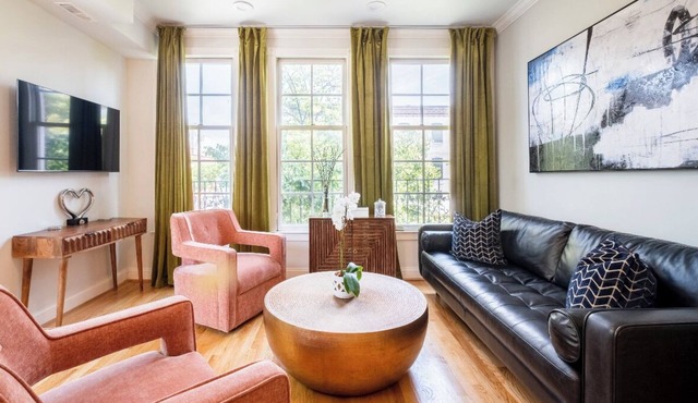 Luxury Townhouse . Roof Deck . Patios . Parking