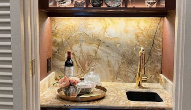 Luxury townhouse close to McNay, Witte, Children Museum and Pearl District.