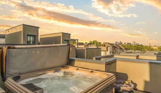 Luxury Townhouse w/Rooftop Hot Tub & Mountain Viewsn