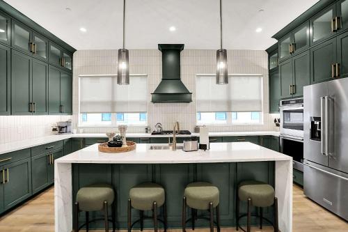 Luxury Townhouse with Fireplace Rooftop Deck Close to Downtown-Family Friendly