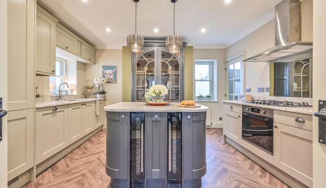 Luxury Townhouse with parking near Bars and Restuarants