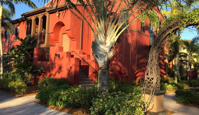 Luxury Townhouse with resort style amenities in OLE, Naples