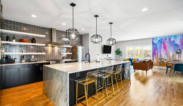 Luxury townhouse with a rooftop patio, central AC, & washer/dryer