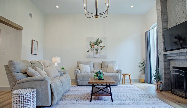 Luxury-Toxic Free Amenities, 4 BD 2 BA, Sleeps 11, Pleasant Grove, fenced yard