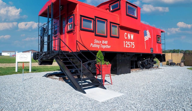 Luxury Train Caboose with loft and firepit-Sleeps 4-Fredericktown, MO.