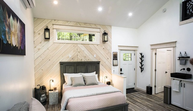 Luxury Treehouse 20 miles from asheville.