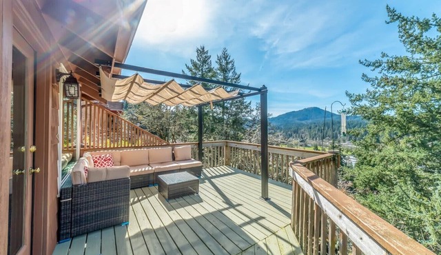 Luxury Treehouse Home | Eugene Views | Large Deck
