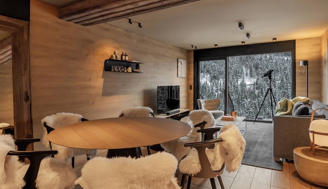 Luxury Treeline Residence with Hot Tub