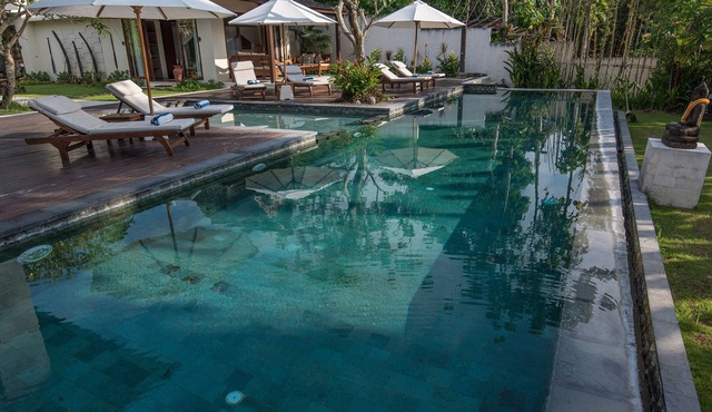 Luxury tropical 5-bedroom villa, five minutes to the beach - Canggu