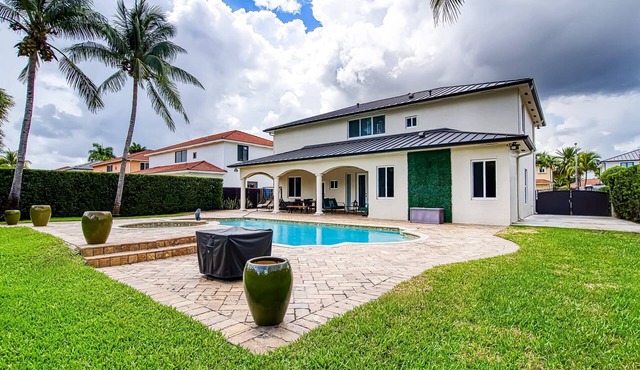 Luxury Tropical Living - 4BR w Backyard Pool Oasis