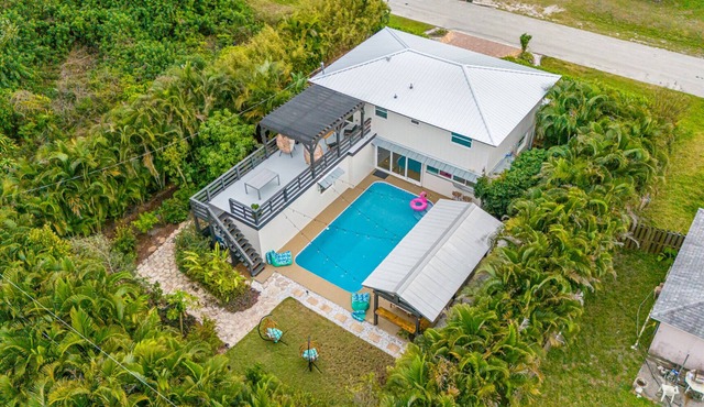 Luxury Tropical Oasis: 4-Bedroom Retreat