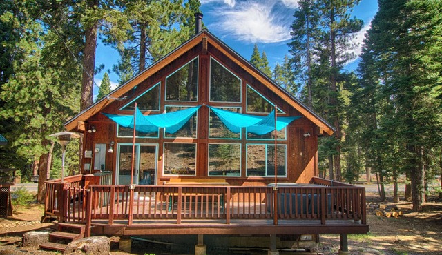 Luxury Truckee Chalet w/Hot Tub, Deck & Workspaces – Near Donner + Tahoe