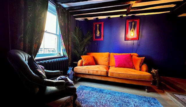 Luxury Tudor cottage, romantic log burners, pink bathtub, Old Town near beach