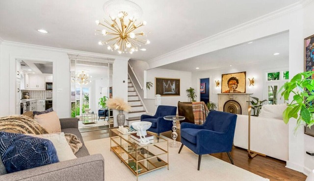 Luxury Tudor w/3 Kings, Playroom, Yard; 5min to Plaza