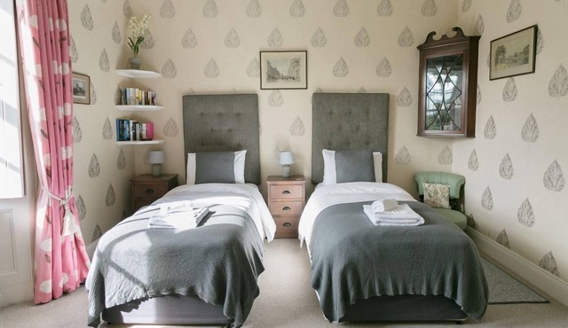 Luxury twin bedroom w ensuite shower room in the wing of private Country House
