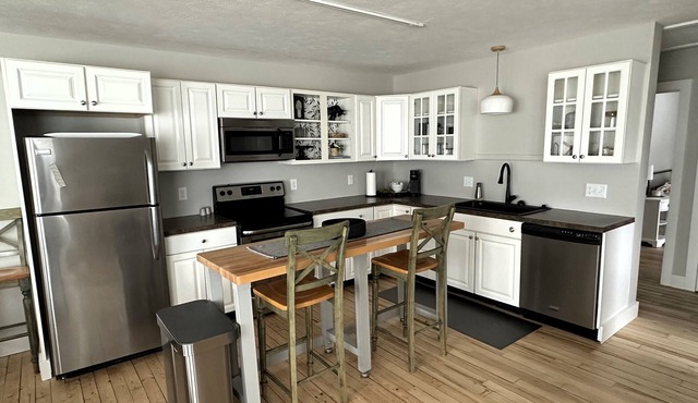 Luxury two bed apt in Northport! Walk to everything (next door to Plover apt)