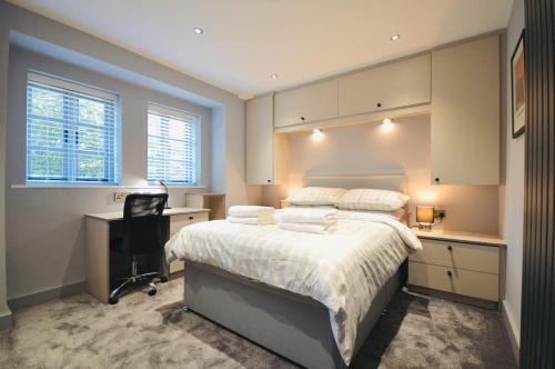 Luxury Two Bed Suite - Walk To Trentham Gardens!