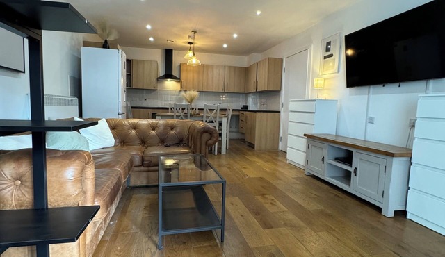 Luxury Two Bedroom Apartment With Free Parking