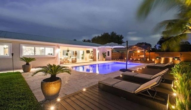 Luxury Unique Property 4-3 - Entire House - Heated Pool - Lg Yard