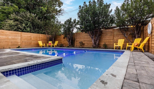 ☆ Luxury Unit - HEATED FLOORS, WORKSPACE, CENTRAL LOCATION & FREE PARKING ☆
