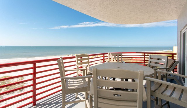 Luxury Unit - Top Floor Balcony - Crimson #302