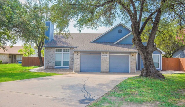 Luxury upgraded, high ceiling home near Domain, high tech corrida, businesses.