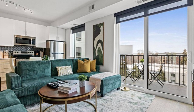 Luxury Uptown 2Bed 2Bath unit with Free Gym, Wi-fi, Office space & Patio