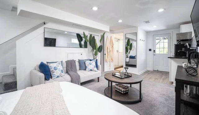 Luxury, Urban, & Elegant Oasis! Centrally-Located!