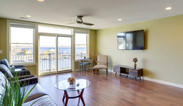 Luxury Vacation Condo on Water, Walk to Beaches, Parks, Playgrounds. St Joseph