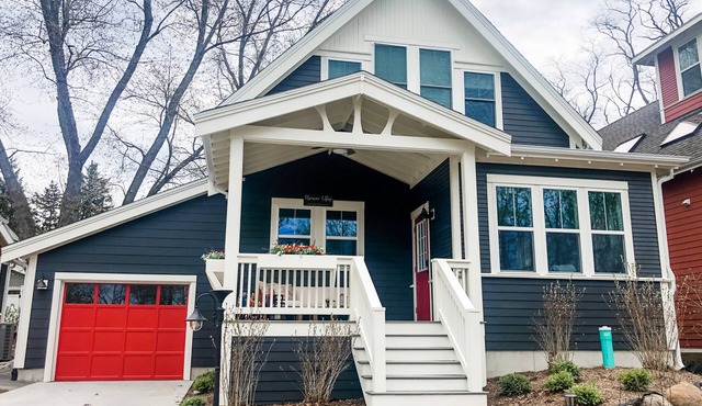 Luxury vacation cottage - walk to downtown New Buffalo, beach, and heated pool!