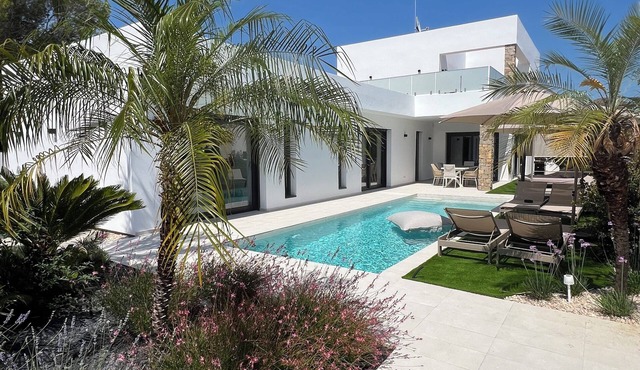 Luxury vacation home for 4 or 8 people with heated saltwater pool, 450m to the sea