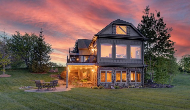 Luxury Vacation Home on with Awesome Lake Views!