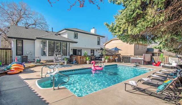 Luxury vacation house, heated pool + hot tub