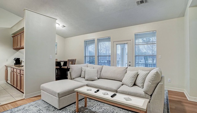 Luxury vacation Kemah, TX condo. Bars and restaurants within walking distance.