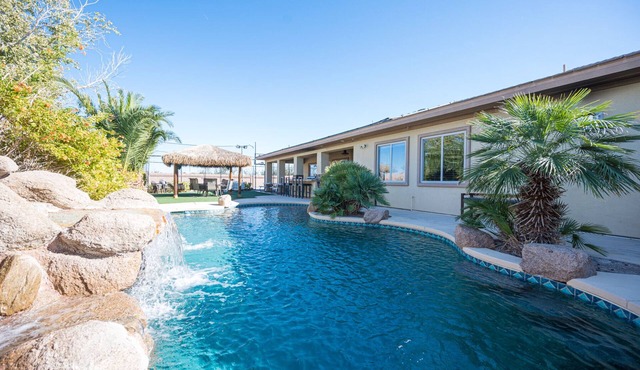 Luxury Vacation Mansion 5 mins to Strip! Pool, Games, Sports Court. 7 Bedrooms